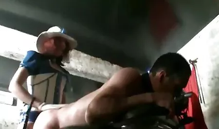 Genç, esmer, yerli sexs filmi izle seksi bir kadın tarafından kandırıldı.