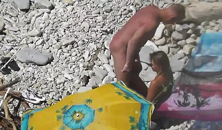 Slutty Sarışın lezbiyen sexs filmleri veriyor 2 adam parkta bir bankta kıçını fuck