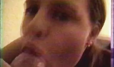 Busty sarışın bebek oynuyor ve hint sexs filmi onu kedi parmak