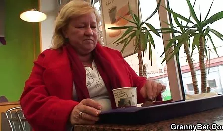 Otobüsteki çizgi sexs filmi kız ayakları
